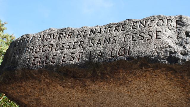 Inscription au fronton de la tombe d'Allan Kardec: "Naître, mourir, renaître encore et progresser sans cesse, telle est la loi". [CC BY SA - FFFFFF6]