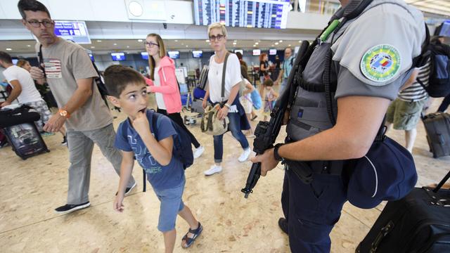 De nombreux policiers armés contrôlaient les entrées et le hall de l'aéroport. [Martial Trezzini]