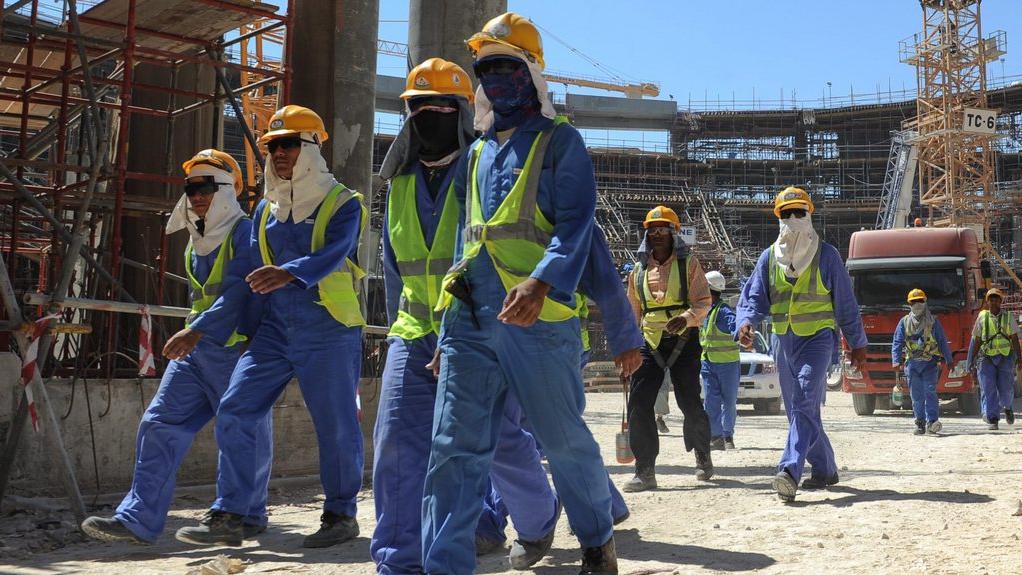 Pour construire les stades de la Coupe du monde 2022, le Qatar a engagé des dizaines de milliers de travailleurs étrangers. [EPA/Keystone]