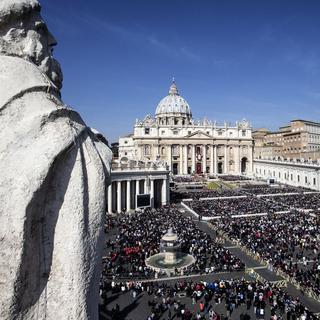 Les Romains se sont déplacés en nombre pour la messe de Pâques. [ANSA via AP Photo/Keystone - Angelo Carconi]