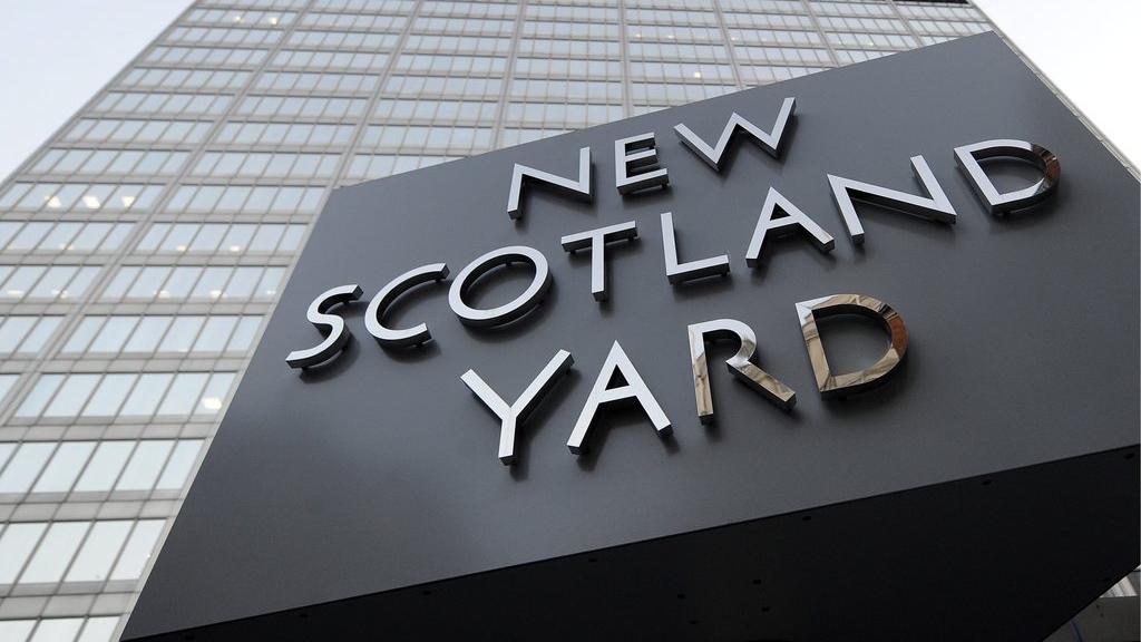 Plusieurs enquêtes en lien avec ce scandale de pédophilie ont été ouvertes par Scotland Yard, mais aussi dans les régions de Londres, Manchester, Cambridge, Birmingham, Liverpool, Norwich, Newcastle, en Ecosse et dans les Galles du Nord. [Keystone - Andy Rain]