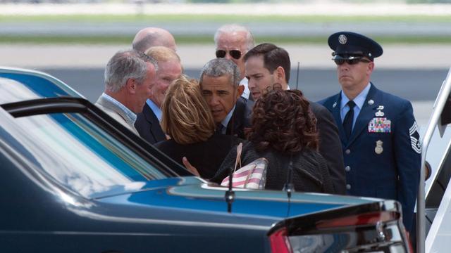 A son arrivée à Orlando, le président américain a rencontré des familles des victimes. [EPA/KEYSTONE - OCTAVIAN CANTILLI]