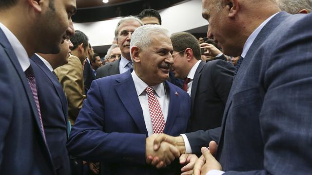 Binali Yildirim salué par ses collègues de parti après avoir été désigné candidat unique au poste de Premier ministre turc. [Mehmet Murat Onel]