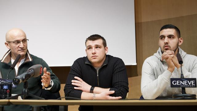 Jamshid Pouranpir (gauche), secrétaire syndical SSP Genève, accompagné de deux employés de piste de l'aéroport, Yann (centre) et Boubaker (droite), devant les médias  mardi 19 janvier 2016.