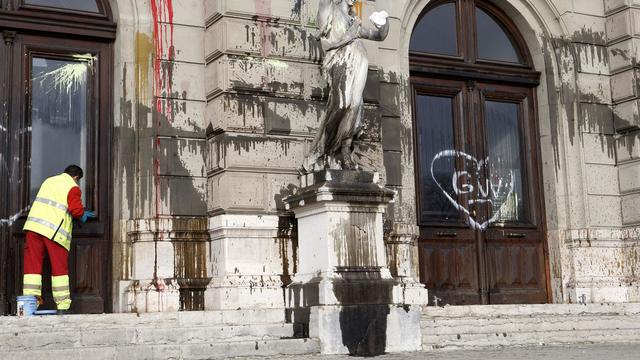 La manif avait laissé de nombreuses traces de son passage en ville de Genève. [Keystone - Salvatore Di Nolfi]