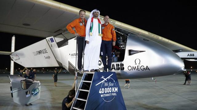 Les pilotes suisses André Borschberg (à g.) et Bertrand Piccard entourent le sultan Bin Ahmed Al Jaber à l'arrivée de leur Solar Impulse 2 à Abou Dhabi mardi. [EPA/Keystone - Peter Klaunzer]