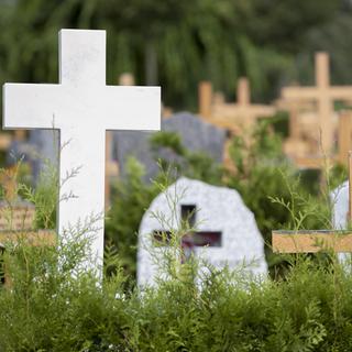 Des croix et des pierres tombales dans un cimetière lausannois. [Keystone - Anthony Anex]