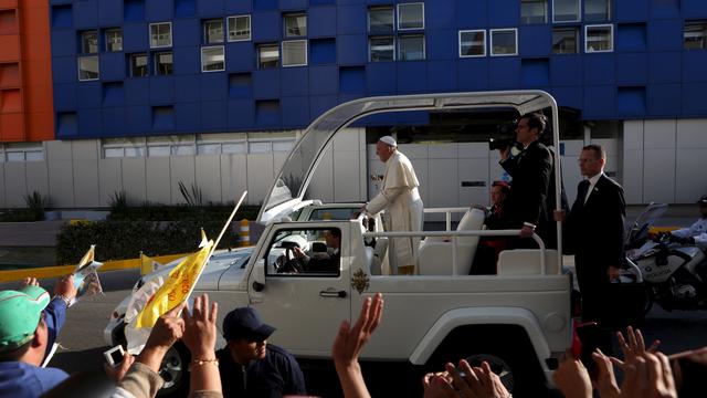 Le pape a traversé Mexico dans sa papamobile devant une foule d'un million de personnes. [Ginnette Riquelme]