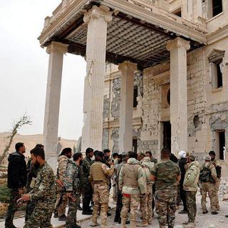 Une image diffusée le 24 mars par l'armée syrienne montrent les soldats loyalistes aux abords de Palmyre. [EPA/Keystone - Sana]