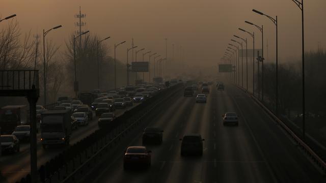 Une des autoroutes de contournement de Pékin, au quatrième jour de l'alerte rouge pour pollution atmosphérique. [Jason Lee]