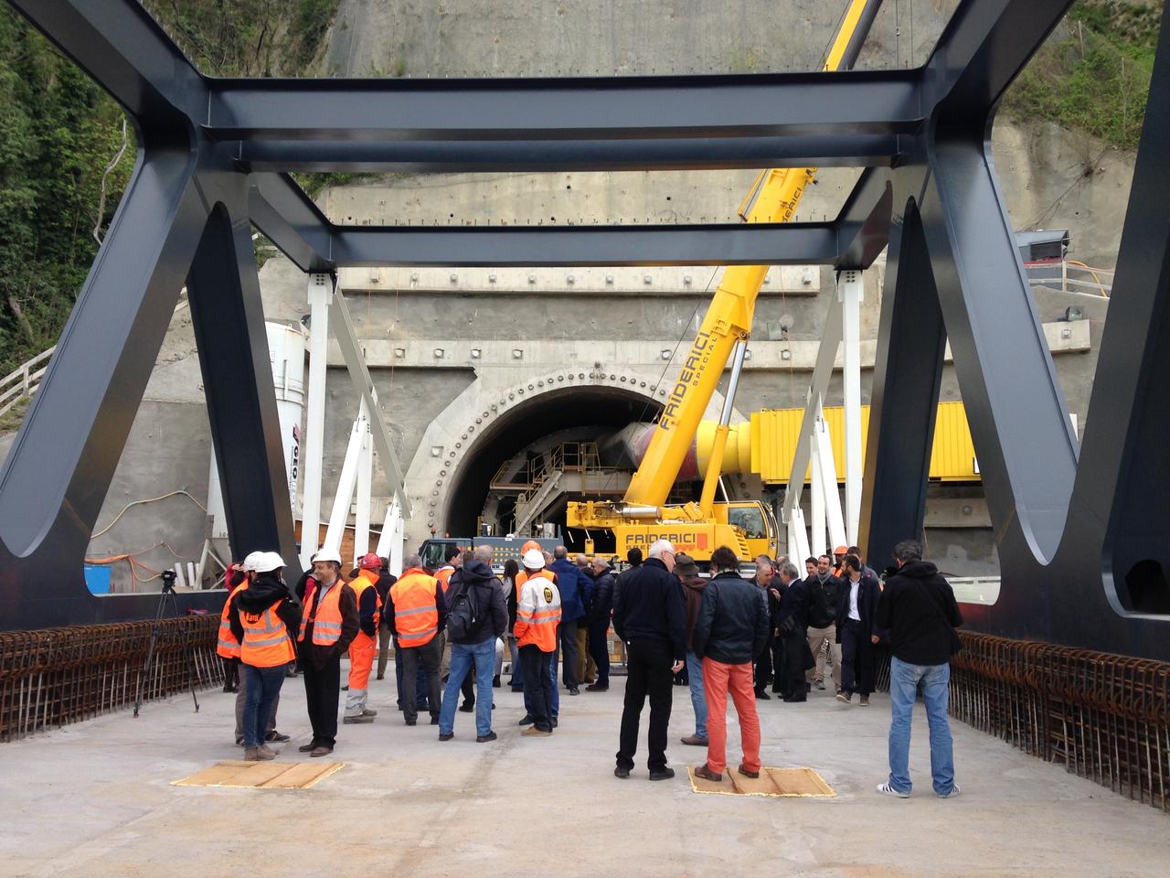 Le pont a été ouvert aux piétons vendredi après-midi de 14h à 18h [RTS]