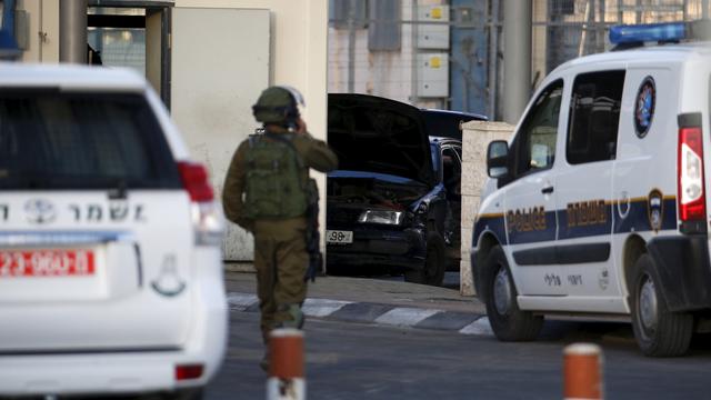 Un soldat israélien à l'entrée du camp de Qalandiya. [reu - Baz Ratner]