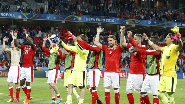 Les Suisses ont longuement communié avec leur public après le match. [Laurent Dubrule]