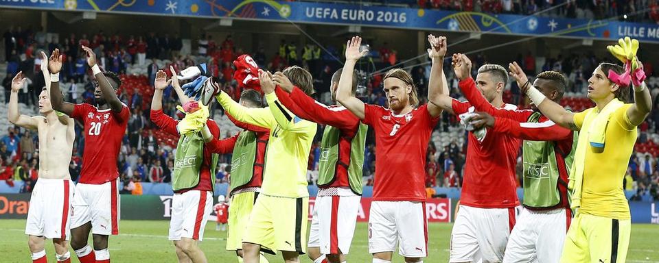 Les Suisses ont longuement communié avec leur public après le match. [Laurent Dubrule]