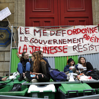 Des étudiants manifestent ce jeudi devant l'Université Henri IV à Paris. [AFP - Thomas Samson]