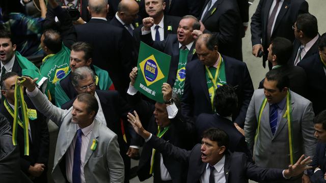 Des députés de l'opposition chantaient l'hymne des supporters de football. [AP Photo/Eraldo Peres]