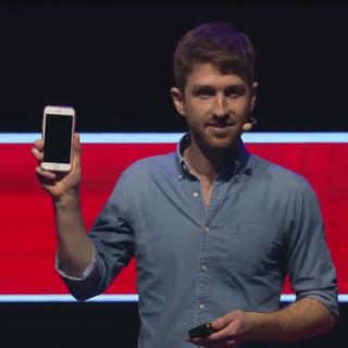 L'entrepreneur américain Tristan Harris veut nous faire retrouver le temps que nous perdons sur les écrans. [Youtube/TEDxBrussels]