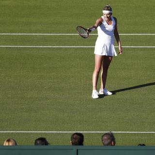 Timea Bacsinszky en difficulté au 2e tour de Wimbledon face à Monica Niculescu. [Keystone - Peter Klaunzer]