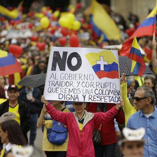 Des milliers de Colombiens en colère contre le processus de paix avec les Farc. [AP Photo/Keystone - Fernando Vergara]