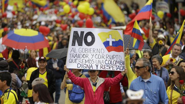 Des milliers de Colombiens en colère contre le processus de paix avec les Farc. [AP Photo/Keystone - Fernando Vergara]