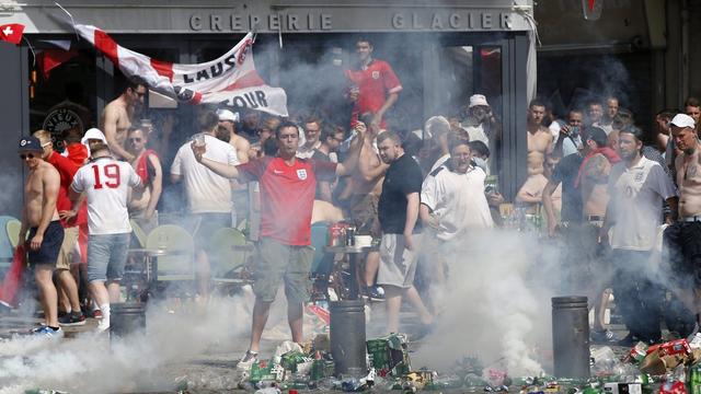 Des heurts ont éclaté ce samedi après-midi entre supporters anglais et forces de l'ordre à Marseille. [Keystone - Guillaume Horcajuelo - EPA]