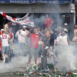 Des heurts ont éclaté ce samedi après-midi entre supporters anglais et forces de l'ordre à Marseille. [Keystone - Guillaume Horcajuelo - EPA]