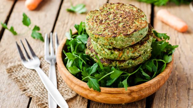 Un hamburger à base de viande végétale. [Fotolia - yuliiaholovchenko]