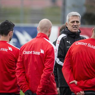 L'équipe nationale suisse de football à l'entraînement avec Vladimir Petkovic. [Keystone - Alexandra Wey]