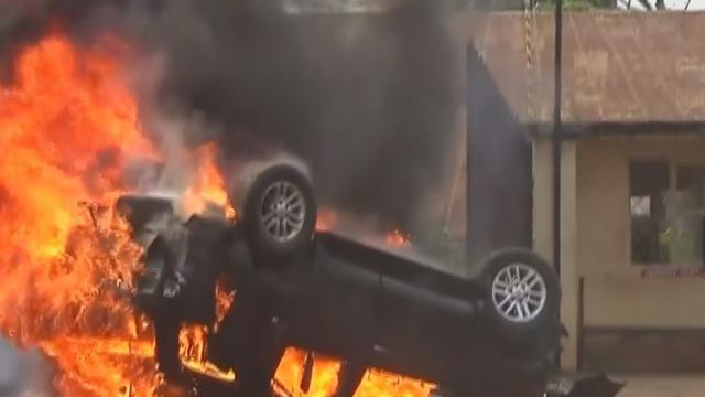 Une voiture incendiée lors d'une manifestation à BAmenda, dans le nord-ouest du Cameroun, ce jeudi 8 décembre 2016.