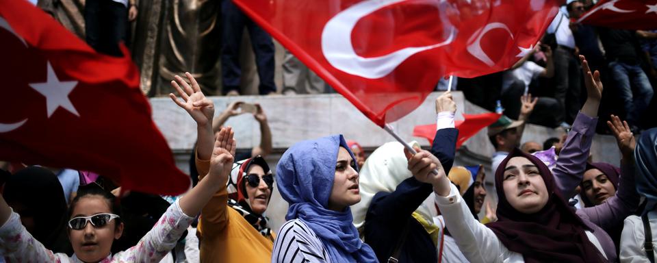 Des partisans du président Erdogan dans le parc Sarachane à Istanbul. [Alkis Konstantinidis]