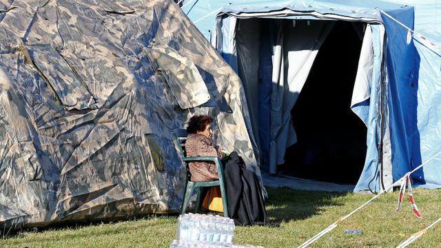 Une habitante d'Amatrice dans un abris de fortune.