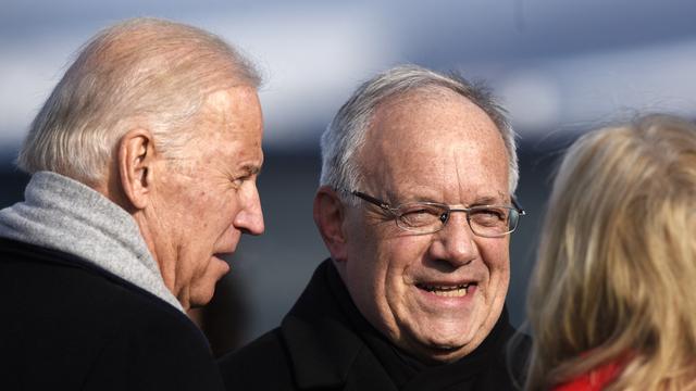 Joe Biden (gauche) et son épouse (droite), reçus à l'aéroport de Zurich par Johann Schneider-Ammann (centre), lundi 18 janvier 2016. [Ennio Leanza]