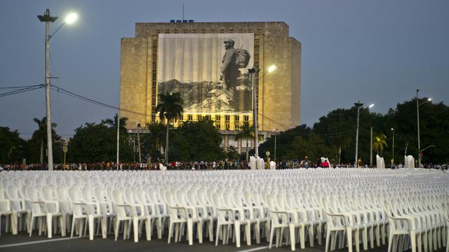 Préparatifs en vue des cérémonies d'hommages à Fidel Castro sur la place de la Révolution à La Havane. [AFP/Keystone - Ramon Espinosa]