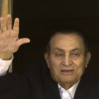 L'ancien président égyptien Hosni Moubarak à la fenêtre de sa chambre d'hôpital (25.04.2016). [Keystone - Amr Nabil]