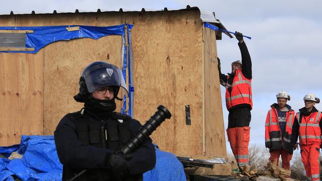 L'évacuation d'une partie de la "jungle" de Calais se déroule sous forte présence policière. [Reuters - Pascal Rossignol]