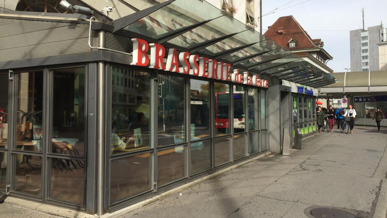 La Brasserie de la gare de Fribourg se transformera en Starbucks. [RTS - Adrien Krause]