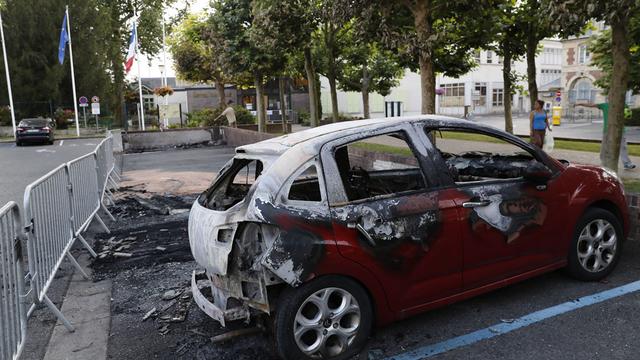 Neuf véhicules, dont deux de la police municipale, ont été incendiés, et quatre bâtiments publics dégradés. [AFP - Thomas Samson]