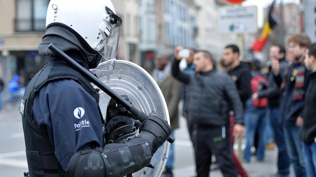 Un membre des forces de l'ordre dans la commune bruxelloise de Molenbeek. [Anadolu Agency/afp - Dursun Aydemir]