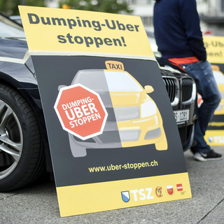 Les chauffeurs de taxis de plusieurs villes de Suisse se sont retrouvés mardi matin à Zurich. [Keystone - Ennio Leanza]
