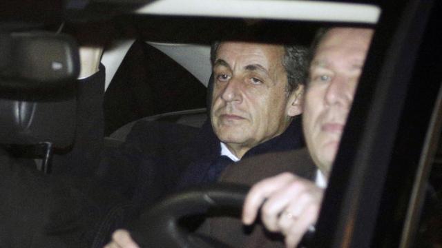 Nicolas Sarkozy quitte le pôle financier du Parquet de Paris mardi soir 16.02.2016. [AFP - Geoffroy Van der Hasselt]