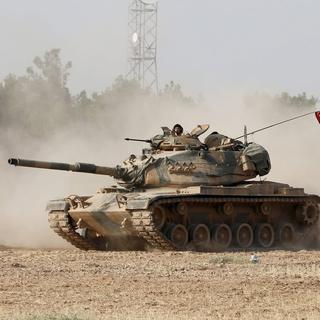 Des chars turcs se dirigeant vers la frontière avec la Syrie. [KEYSTONE - SEDAT]