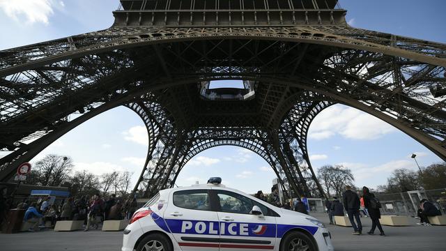 La police présente au pied de la Tour Eiffel. [AFP - Lionel Bonaventure]