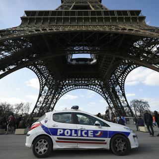La police présente au pied de la Tour Eiffel. [AFP - Lionel Bonaventure]