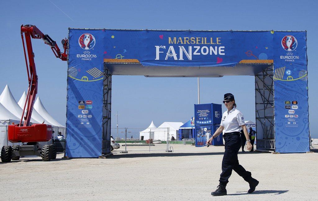 Les "fans zones", comme ici à Marseille, seront organisées dans des espaces "nécessairement clos". [EPA/Keystone - Guillaume Horcajuelo]