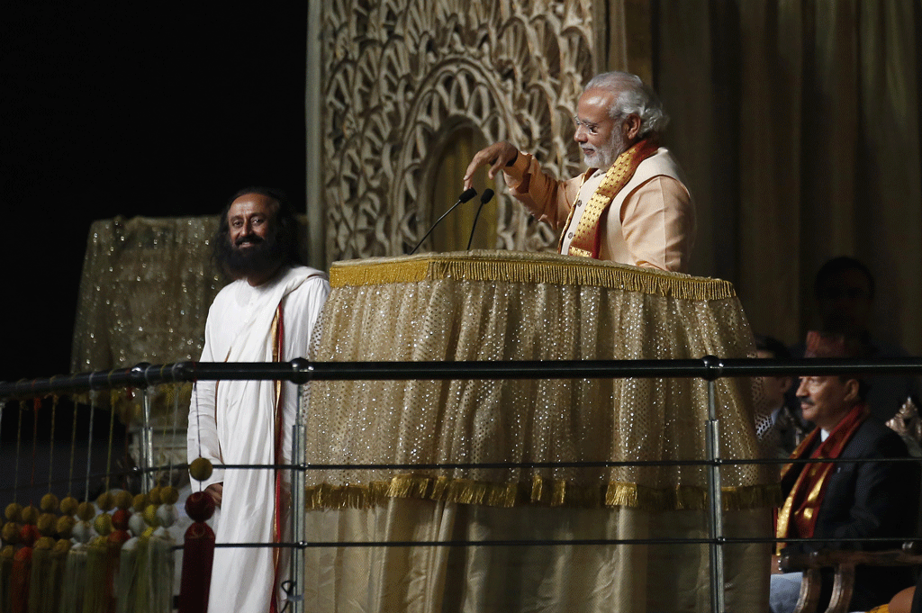 Le gourou Sri Sri Ravi Shankar (g.) et le Premier ministre indien Narendra Modi (d.). [Reuters - Adnan Abidi]