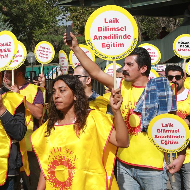 Des enseignants turcs manifestent devant le ministère de l'éducation contre sa politique d'éducation et la laïcité. [AFP - Adem Altan]