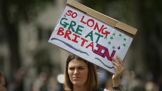 Une opposante au Brexit affiche sa déception au lendemain du vote, le 25 juin 2016. [AP Photo/Tim Ireland]