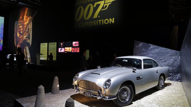 La fameuse Aston Martin DB65 de 1964 qui apparaît dans "Goldfinger" est l'une des principales attractions de l'exposition. [AP Photo/Francois Mori]