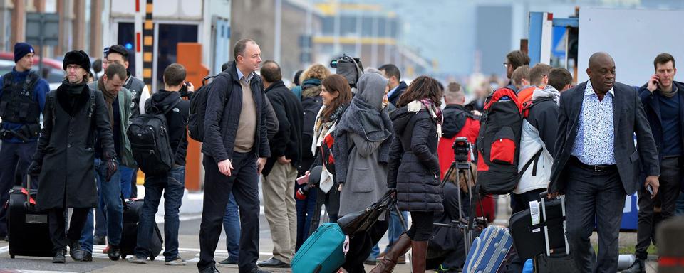 Les passagers évacuent l'aéroport après les explosions. [Anadolu Agency/AFP - Dursun Aydemir]