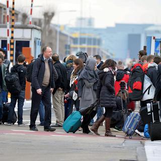 Les passagers évacuent l'aéroport après les explosions. [Anadolu Agency/AFP - Dursun Aydemir]